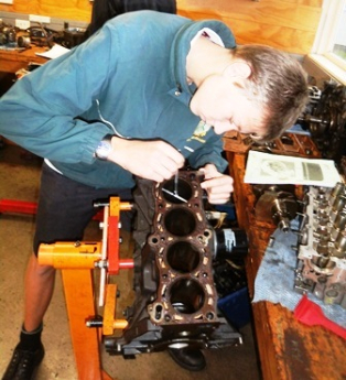 Measuring engine parts B-677 Measuring engine parts B-677